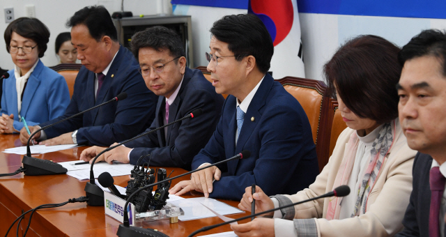 더불어민주당 조정식 정책위의장이 30일 국회에서 열린 원내대책회의에서 모두발언하고 있다. /이호재기자