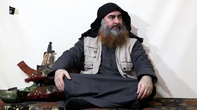 29일(현지시간) IS 미디어 조직인 알푸르칸이 공개한 영상에서 IS 최고지도자인 아부 바크르 알바그다디로 추정되는 인물이 벽에 기대 앉아 있다.  /로이터연합뉴스