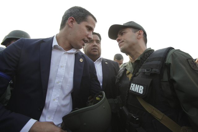 후안 과이도(왼쪽) 베네수엘라 국회의장이 30일 카라카스의 한 공군 기지 근처에서 베네수엘라 군 장교와 이야기를 나누고 있다./카라카스=AP연합뉴스