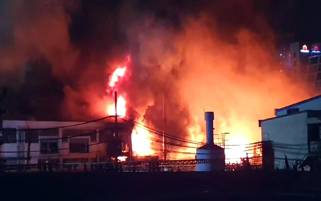 30일 오후 9시 5분께 경기도 군포시 당정동 한 페인트 제조공장에서 불이나 건물이 화염에 휩싸여 있다. /군포=연합뉴스