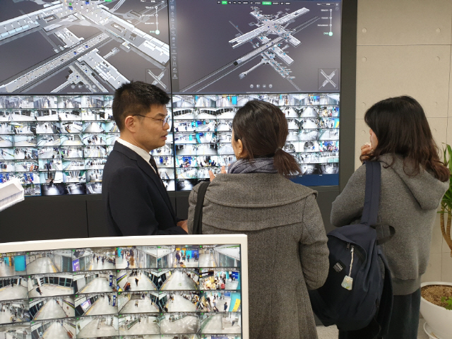 세계대중교통협회 관계자들이 지난 30일 LG유플러스와 서울교통공사가 ‘스마트 스테이션’으로 조성한 서울 지하철 5호선 군자역의 3D맵과 지능형 CCTV를 살펴보고 있다./사진제공=LGU+