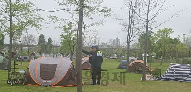 지난달 29일 서울 여의도 한강공원에서 한강사업본부 직원들이 ‘그늘막 텐트’ 이용자들을 단속하고 있다. /이미경 기자