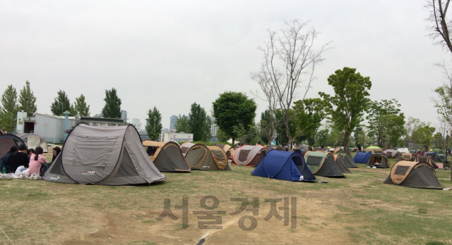 지난달 29일 시민들이 서울 여의도 한강공원에서 텐트를 설치해 휴식을 취하고 있다. /이미경 기자