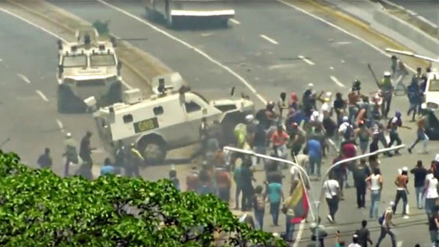30일 카라카스에서 국가수비대 장갑차가 시위대를 향해 돌진하고 있다./카라카스=로이터연합뉴스