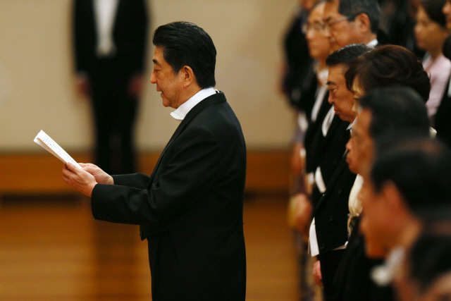 아베 신조 일본 총리가 1일 도쿄 왕궁에서 나루히토 일왕에게 인사말을 하고 있다. /도쿄=AP연합뉴스