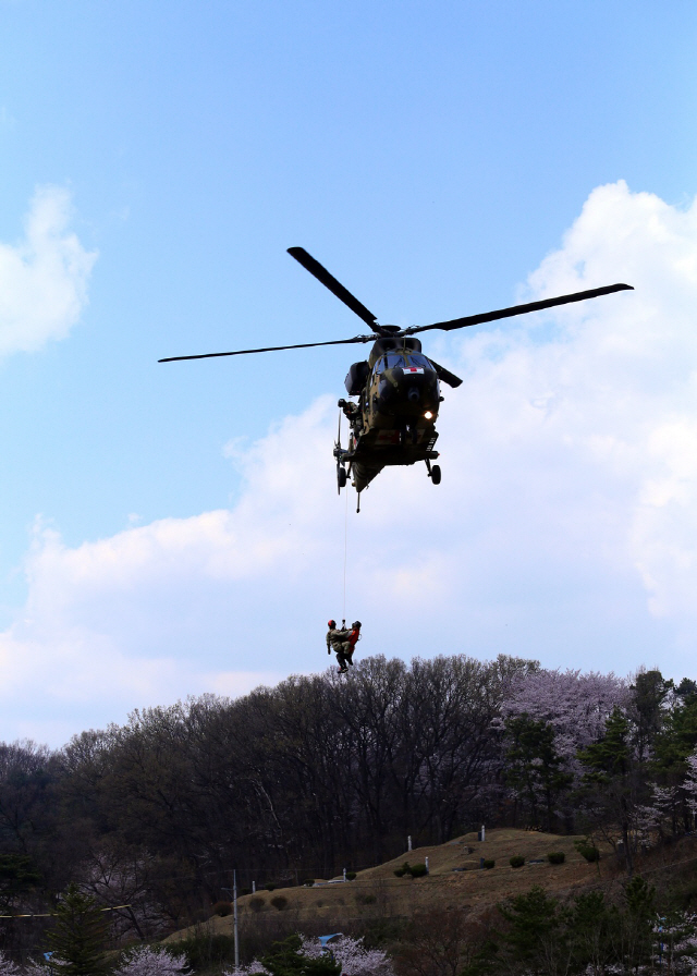 육군 의무후송항공대의 수리온 헬기가 산악지역에서 호이스트를 활용해 환자를 구조하고 있다./육군 제공