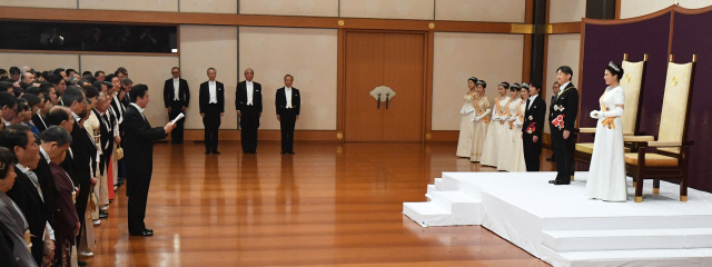 나루히토(오른쪽 두번째) 일왕과 마사코(오른쪽) 왕비가 1일 도쿄 고쿄에서 열린 즉위식에서 아베 신조 총리의 인사말을 듣고 있다.      /도쿄=AP연합뉴스