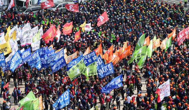 근로자의 날인 1일 서울 중구 서울시청 앞 광장에서 민주노총 주최로 열린 ‘2019 세계 노동절 대회’에서 참가자들이 구호를 외치고 있다./권욱기자