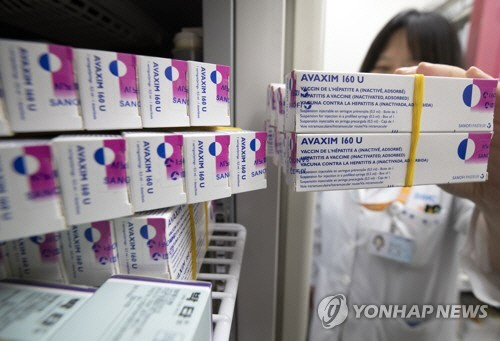 A형간염이 유행하는 가운데 서울의 한 병원 관계자가 A형간염 백신을 들어 보이고 있다. /연합뉴스