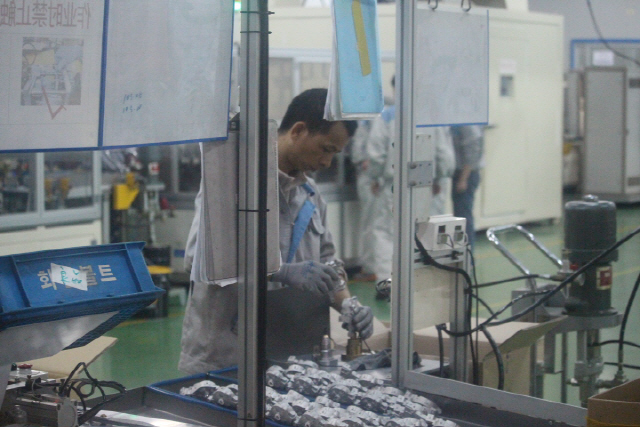 한국의 중견 자동차부품 회사가 중국 광저우에 세운 공장에서 현지 직원들이 자동차부품을 생산하고 있다.   /연합뉴스