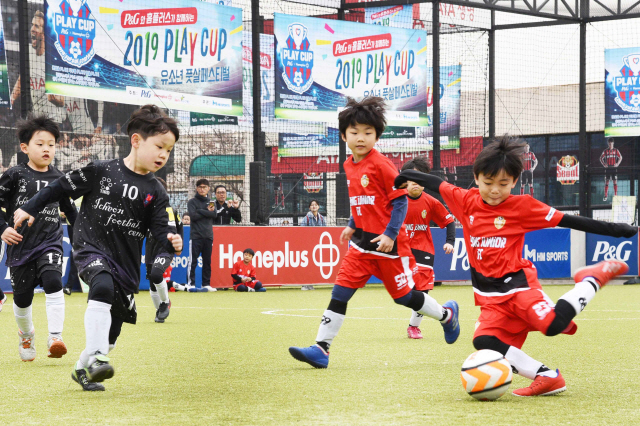 6일 경기도 고양시 장항동 홈플러스 일산점 옥상 ‘HM풋살파크’에서 열린 어린이 축구대회에서 축구 경기가 진행 중이다. 홈플러스와 한국P&G는 6월 8일까지 ‘2019 플레이컵 유소년 풋살 페스티벌’을 공동 개최한다./사진제공=홈플러스