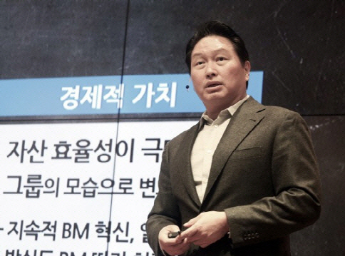 최태원 SK그룹 회장이 지난해 10월 경기 이천 SKMS연구소에서 열린 SK 최고경영자(CEO) 세미나에서 ‘함께하는 성장 방안’에 대해 발언하고 있다. /사진제공=SK