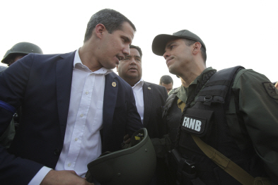 후안 과이도(왼쪽) 베네수엘라 국회의장이 4월30일 카라카스의 한 공군기지 근처에서 베네수엘라 군 장교와 이야기하고 있다./카라카스=AP연합뉴스
