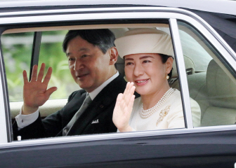 나루히토(왼쪽) 일왕과 마사코 왕비가 1일 도쿄 왕궁으로 들어가는 차 안에서 취재진을 향해 손을 흔들고 있다.      /도쿄=EPA연합뉴스