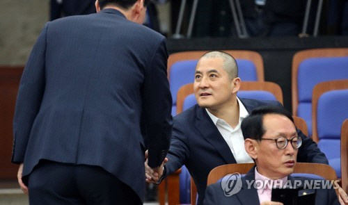 삭발을 한 자유한국당 박대출 의원(오른쪽 두번째)이 30일 오후 여의도 국회 본청에서 열린 의원총회에서 동료의원들과 인사하고 있다. / 사진=연합뉴스