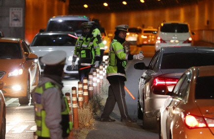 경찰이 서울시 장충동 남산터널 앞에서 음주운전을 단속하고 있다. /연합뉴스