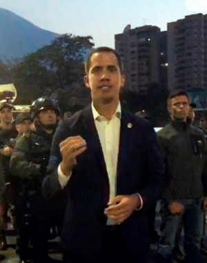 후안 과이도 베네수엘라 국회의장이 30일 카라카스의 한 공군 기지 근처에서 여러 병사들 앞에서 ‘군사봉기’를 촉구하는 연설을 하고 있다.    /카라카스=EPA연합뉴스