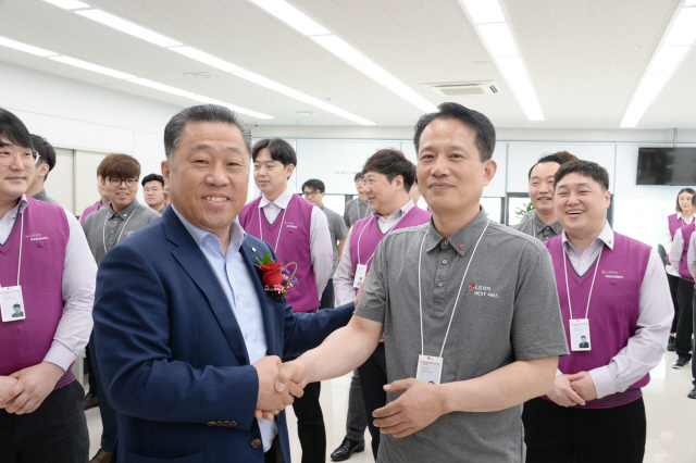 LG전자가 2일 서비스센터 직원 3,900명의 본사 첫 출근을 환영하기 위해 서울 강서서비스지점에서 ‘LG전자 서비스 직고용 한가족 행사’를 진행했다. 배상호(왼쪽) 노조위원장이 직원들에게 LG 배지를 달아주며 축하인사를 건네고 있다. /사진제공=LG전자