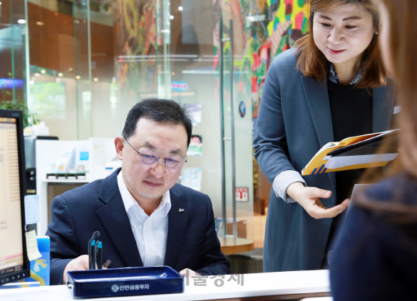 김병철 신한금융투자 대표가 2일 서울 여의도 본사 영업부에서 ‘플랜yes 해외주식적립식 서비스’에 가입하고 있다. /사진제공=신한금융투자