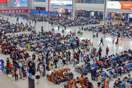 지난 30일 사람들이 중국 충칭 북기차역 대합실에서 기차 시간을 기다리고 있다.     /충칭=신화연합뉴스