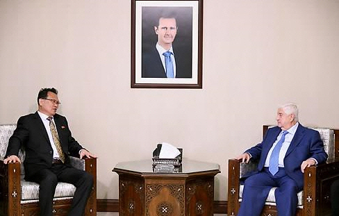 지난달 30일(현지시간) 박명국 북한 외무성 부상(왼쪽)이 시리아를 방문, 다마스쿠스에서 왈리드 알무알렘 시리아 외무장관을 만났다./연합뉴스