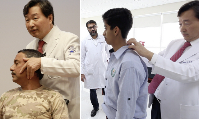 신준식 자생의료재단 명예이사장이 카타르 군의무사령부 의료진을 대상으로 한방치료법을 강연하고 있다(사진 왼쪽), 오른쪽은 군의료센터에서 척추측만증 환자를 치료하는 모습. /사진제공=자생의료재단.