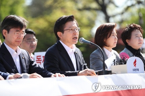 자유한국당 황교안 대표가 2일 오전 서울 청와대 앞 분수대 광장에서 열린 최고위원회의에서 모두발언을 하고 있다. / 사진=연합뉴스