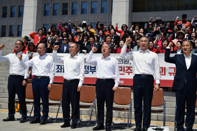 자유한국당 좌파독재저지특별위원장을 맡은 김태흠 의원을 비롯한 4명의 의원들과 지역 위원장이 2일 오전 국회 본청 앞에서 선거법 개정안과 고위공직자범죄수사처(공수처) 법안 패스트트랙(신속처리안건) 지정의 부당성을 알리는 삭발식을 마친 후 구호를 외치고 있다. /이호재기자