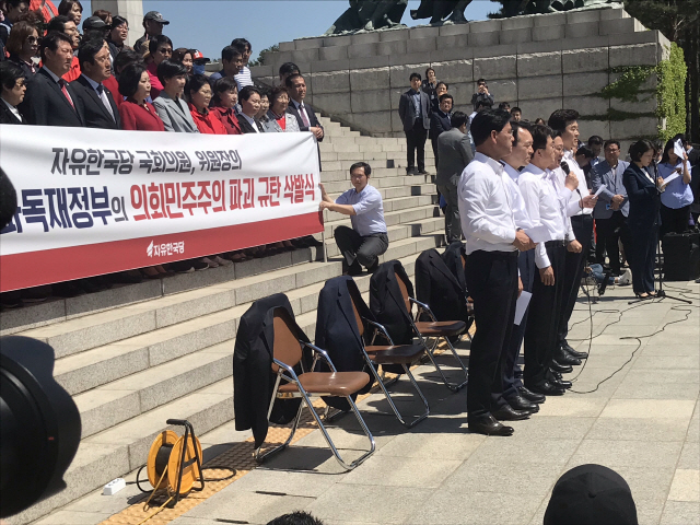 2일 국회 앞에서 진행된 자유한국당 패스트트랙 규탄 삭발식에서 한국당 의원, 당원 등이 삭발을 하기 전 성명서를 발표하고 있다. /이태규기자