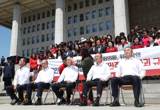 자유한국당 좌파독재저지특별위원장을 맡은 김태흠 의원을 비롯한 4명의 의원과 지역 위원장이 2일 오전 국회 본청 앞에서 선거법 개정안과 공수처 법안의 패스트트랙 지정의 부당성을 알리는 삭발식을 하고 있다. 왼쪽부터 이창수 충남도당 위원장·성일종·김태흠·이장우·윤영석 의원./연합뉴스