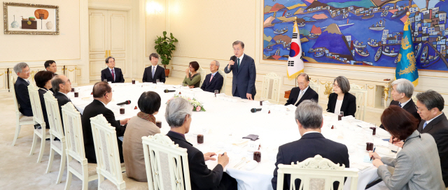 문재인 대통령이 2일 청와대에서 열린 사회원로 초청 오찬간담회에서 인사말을 하고 있다. /연합뉴스