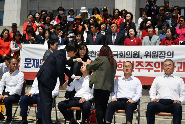 자유한국당 좌파독재저지특별위원장을 맡은 김태흠 의원을 비롯한 4명의 의원과 지역 위원장이 2일 오전 국회 본청 앞에서 선거법 개정안과 고위공직자범죄수사처(공수처) 법안 패스트트랙(신속처리안건) 지정의 부당성을 알리는 삭발식을 하고 있다./이호재기자