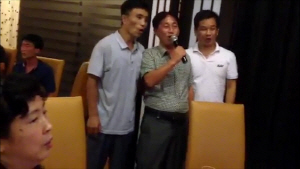 김정남 암살 용의자인 리정철(가운데)이 중국의 한 노래방에서 노래를 부르고 있다. /사진제공=알자지라 캡처