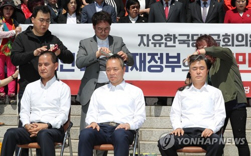 자유한국당 4명의 의원과 지역 위원장이 2일 오전 국회 본청 앞에서 선거법 개정안과 고위공직자범죄수사처(공수처) 법안 패스트트랙(신속처리안건) 지정의 부당성을 알리는 삭발식을 하고 있다.  왼쪽부터 이창수 충남도당 위원장, 성일종, 김태흠 의원. / 사진=연합뉴스