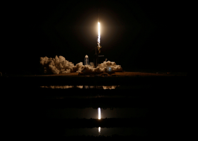 미국 민간우주업체 ‘스페이스X’의 팔콘9 로켓이 유인 캡슐 ‘크루 드래곤’을 싣고 발사돼고 있다. /로이터=연합뉴스