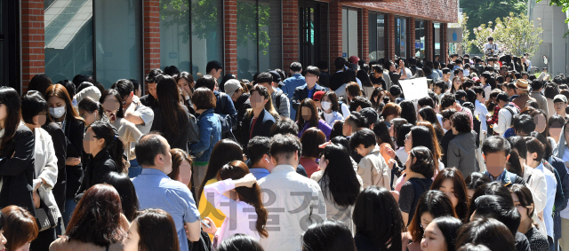 '블루보틀' 한국 1호점이 개장한 3일 오전 서울 성동구 블루보틀 성수점이 블루보틀 커피를 맛보려는 고객들로 문전성시를 이루고 있다./오승현기자 2019.5.3