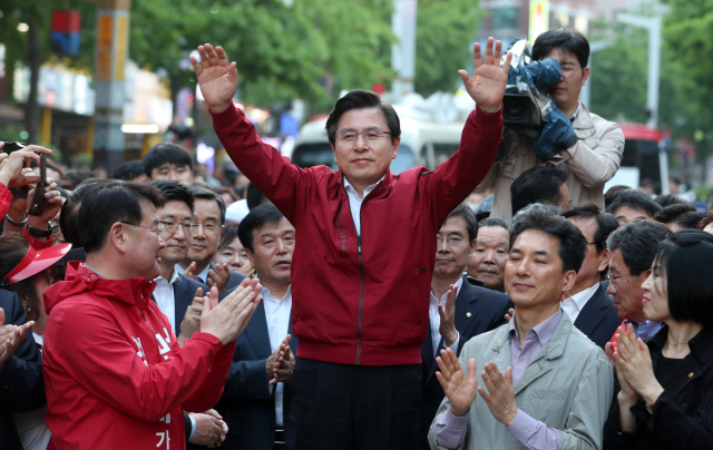 자유한국당 황교안 대표가 2일 부산 서면거리에서 열린 장외집회에서 지지자들의 환호에 답하고 있다. /연합뉴스