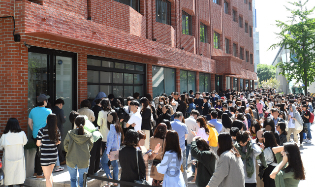 '블루보틀' 한국 1호점이 개장한 3일 오전 서울 성동구 블루보틀 성수점이 블루보틀 커피를 맛보려는 고객들로 문전성시를 이루고 있다./오승현기자 2019.5.3