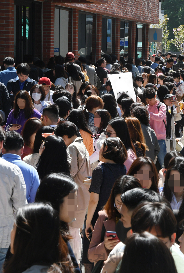 '블루보틀' 한국 1호점이 개장한 3일 오전 서울 성동구 블루보틀 성수점이 블루보틀 커피를 맛보려는 고객들로 문전성시를 이루고 있다./오승현기자 2019.5.3