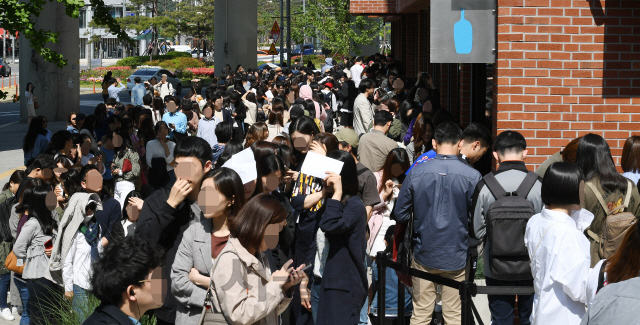 '블루보틀' 한국 1호점이 개장한 3일 오전 서울 성동구 블루보틀 성수점이 블루보틀 커피를 맛보려는 고객들로 문전성시를 이루고 있다./오승현기자 2019.5.3