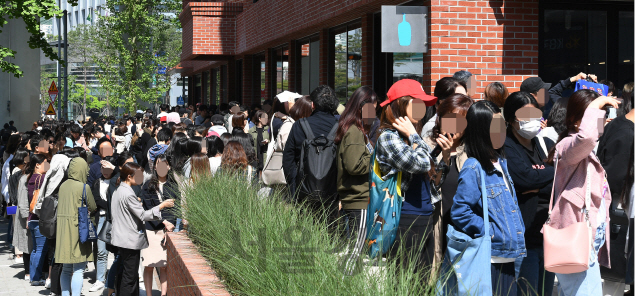 '블루보틀' 한국 1호점이 개장한 3일 오전 서울 성동구 블루보틀 성수점이 블루보틀 커피를 맛보려는 고객들로 문전성시를 이루고 있다./오승현기자 2019.5.3