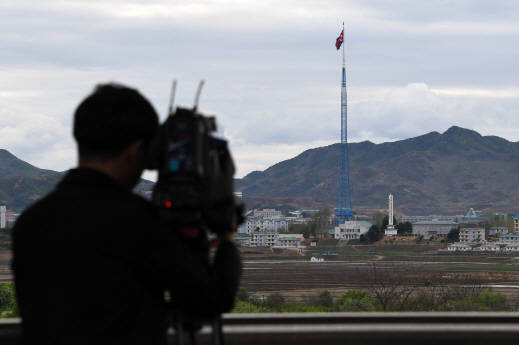 26일 경기도 파주 판문점에서 ‘4.27 판문점선언 1주년 기념식’ 리허설이 열렸다. 자유의집에서 바라본 북한 기정동 마을에 인공기가 휘날리고 있다. /판문점=연합뉴스