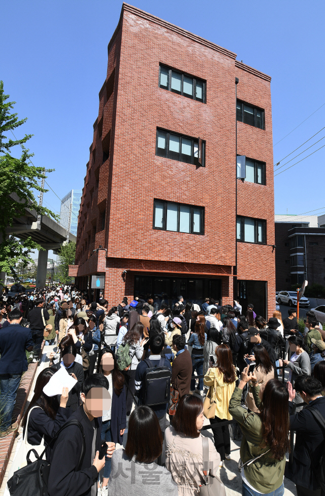 '블루보틀' 한국 1호점이 개장한 3일 오전 서울 성동구 블루보틀 성수점이 블루보틀 커피를 맛보려는 고객들로 문전성시를 이루고 있다./오승현기자 2019.5.3