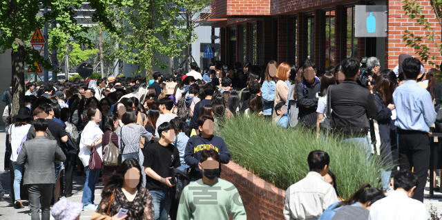 '블루보틀' 한국 1호점이 개장한 3일 오전 서울 성동구 블루보틀 성수점이 블루보틀 커피를 맛보려는 고객들로 문전성시를 이루고 있다./오승현기자 2019.5.3