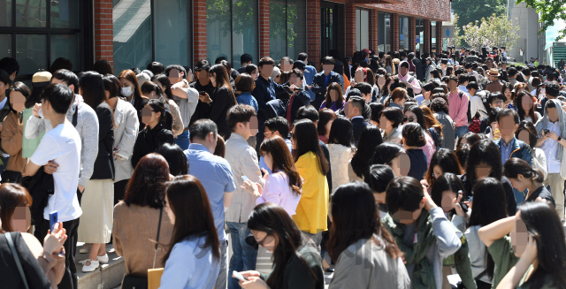 '블루보틀' 한국 1호점이 개장한 3일 오전 서울 성동구 블루보틀 성수점이 블루보틀 커피를 맛보려는 고객들로 문전성시를 이루고 있다./오승현기자 2019.5.3