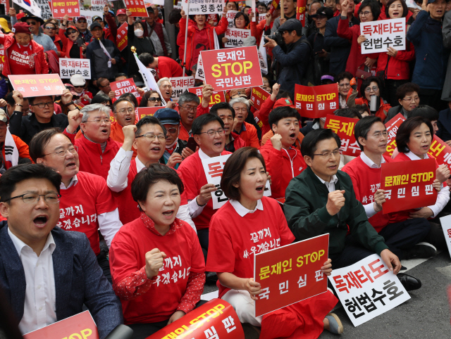 황교안 한국당 대표와 나경원 원내대표가 다른 한국당 의원들과 함께 27일 오후 서울 광화문광장에서 열린 ‘문재인 STOP, 국민이 심판합니다!’에 참석하고 있다./연합뉴스