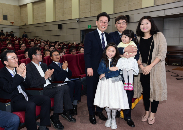 3일 경기도청 북부청사 평화누리홀에서 열린 ‘2019년 5월 공감·소통의 날’ 행사에서 이재명(왼쪽) 경기도지사가 ‘사랑한다 말해요’라는 직원참여 이벤트에 참가한 직원 가족과 기념촬영을 하고 있다. /사진제공=경기도