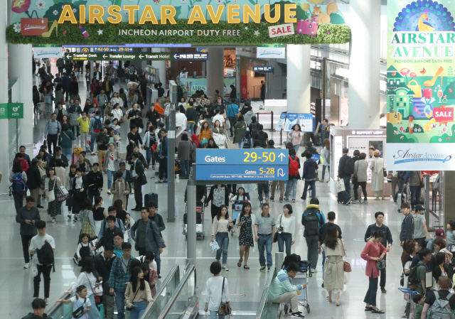 ‘가정의달’ 연휴 인천공항      (영종도=연합뉴스) 서명곤 기자 = 3일 오전 인천국제공항 1터미널 면세구역이 여행객들로 북적이고 있다.  2019.5.3      seephoto@yna.co.kr  (끝)      <저작권자(c) 연합뉴스, 무단 전재-재배포 금지>