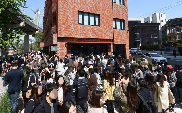 '블루보틀' 한국 1호점이 개장한 3일 오전 서울 성동구 블루보틀 성수점이 블루보틀 커피를 맛보려는 고객들로 문전성시를 이루고 있다./오승현기자 2019.5.3