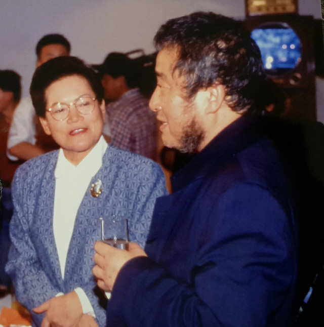 1995년 박영덕화랑에서의 개인전 개막식에 참석한 이인희(왼쪽) 전 한솔그룹 고문과 백남준이 작품에 관해 대화하고 있다. /사진제공=박영덕화랑